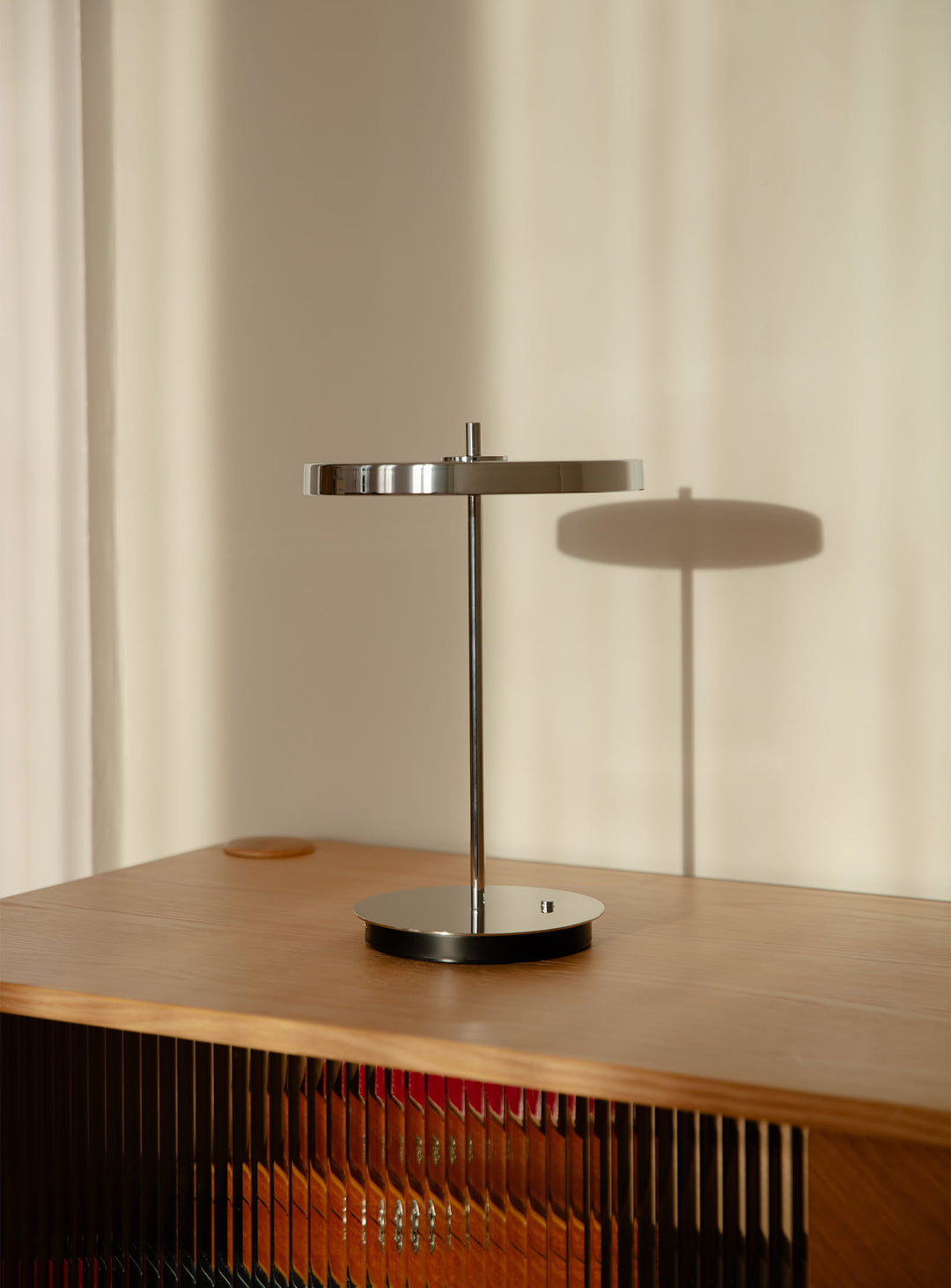 Lampe portable Asteria Move Monochrome Umage, design minimaliste et lumière chaleureuse. acier poli