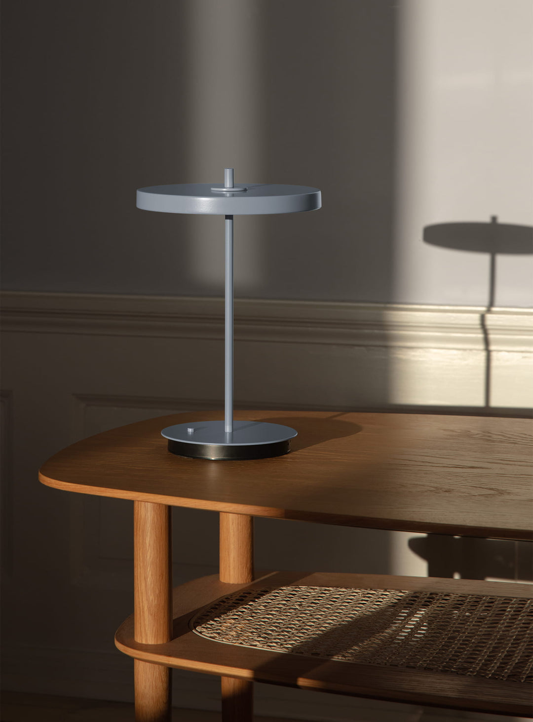Lampe portable Asteria Move Monochrome Umage, idéale pour une ambiance élégante et moderne. bleu pâle