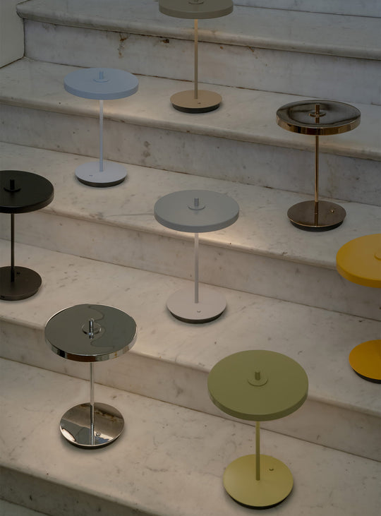 Lampe portable Asteria Move Monochrome Umage, un luminaire contemporain aux finitions soignées.
