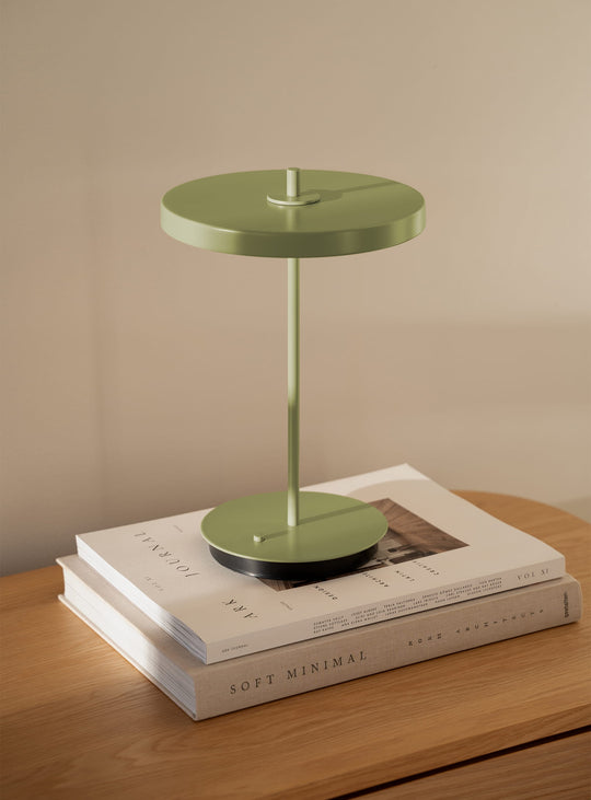 Lampe portable Asteria Move Monochrome Umage, un éclairage sans fil au design scandinave. feuille