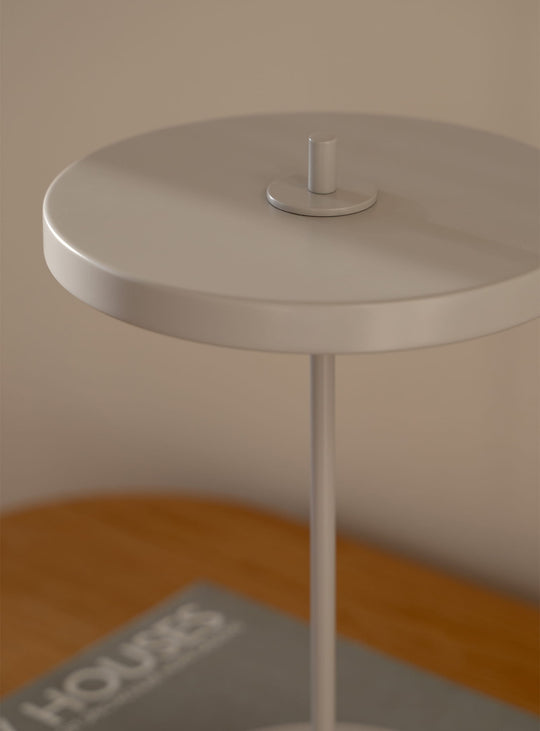 Lampe portable Asteria Move Monochrome Umage, une solution lumineuse flexible et élégante. brume