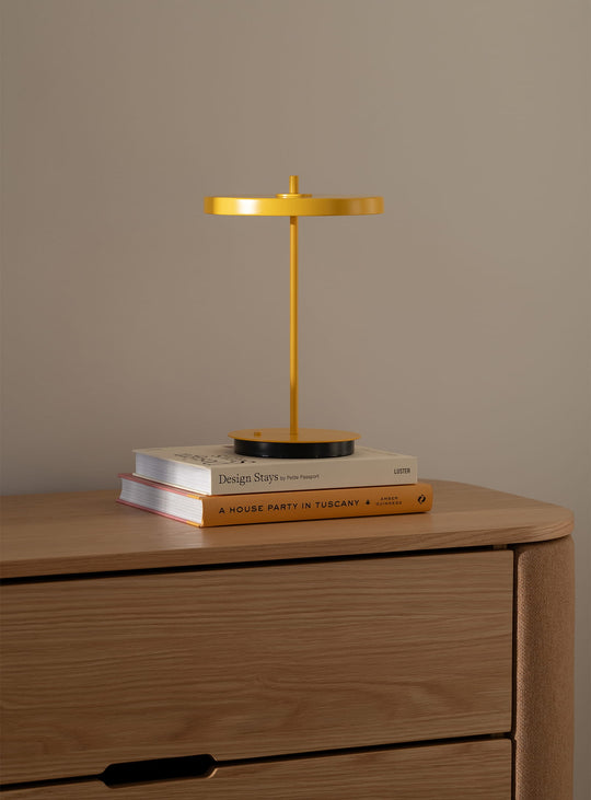 Lampe portable Asteria Move Monochrome Umage, une lampe de table pratique et raffinée. tournesol