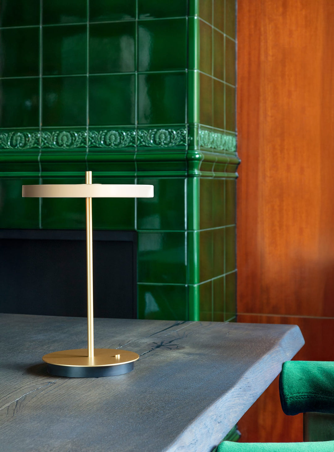 Lampe de table Asteria Move Umage avec design minimaliste et finitions élégantes. blanc perle