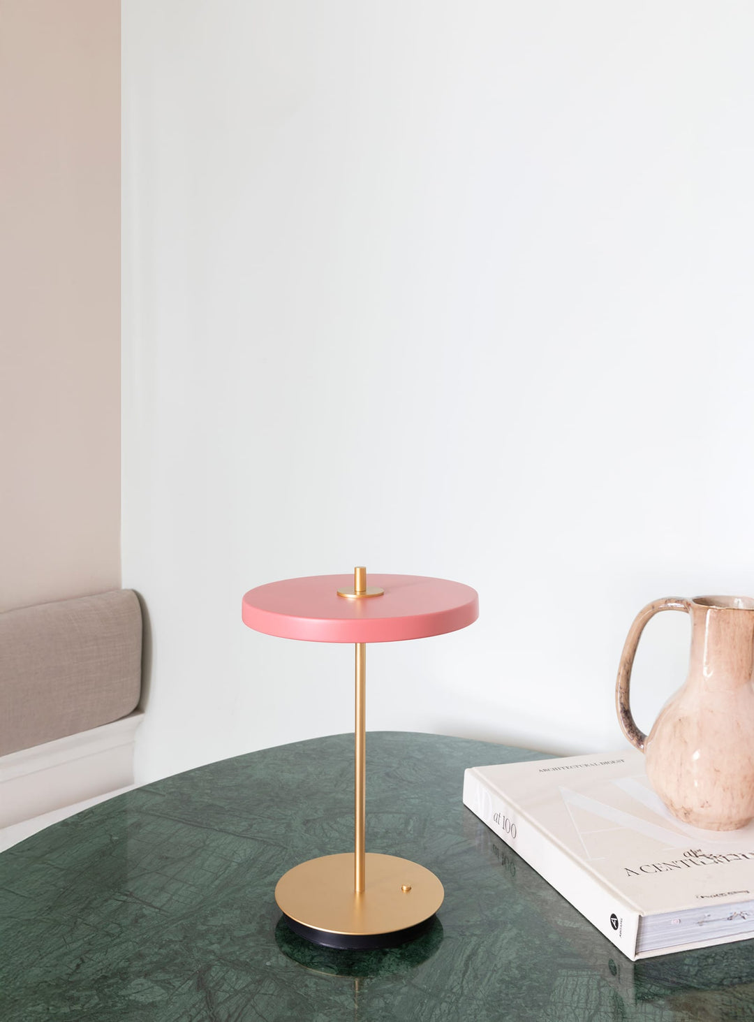 Lampe de table Asteria Move Umage : un éclairage LED sans fil au design scandinave élégant. rose