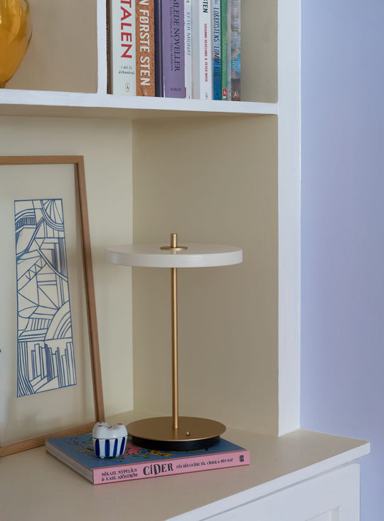 Lampe de table Asteria Move Umage : un luminaire rechargeable aux lignes épurées. blanc perle