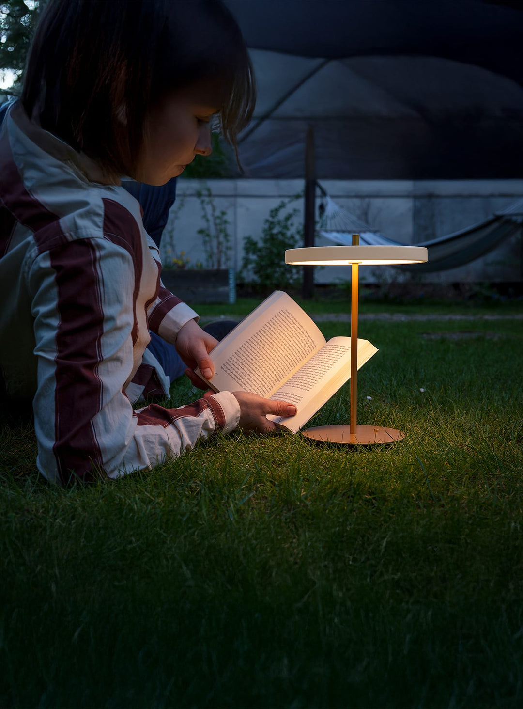 Lampe de table Asteria Move Umage : un éclairage design pour tous les espaces de vie. blanc perle