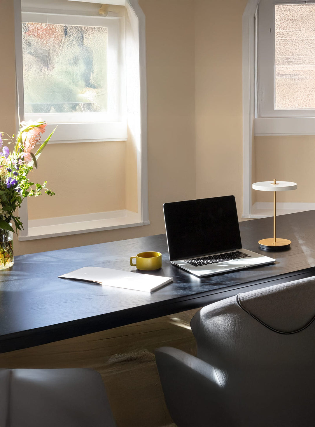 Lampe de table Asteria Move Umage avec intensité réglable pour un confort optimal. blanc perle