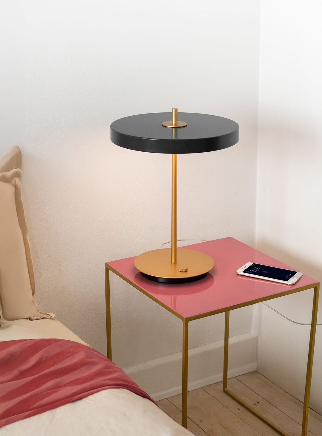 Lampe de table Asteria Umage : luminaire design LED avec port USB intégré. noir