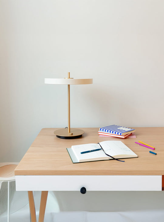 Lampe de table Asteria Umage : éclairage réglable avec design épuré. blanc perle