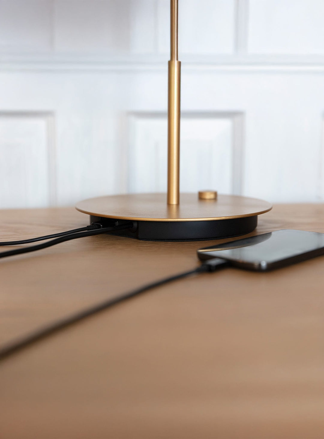 Lampe de table Asteria Umage : luminaire contemporain avec port USB intégré. 
