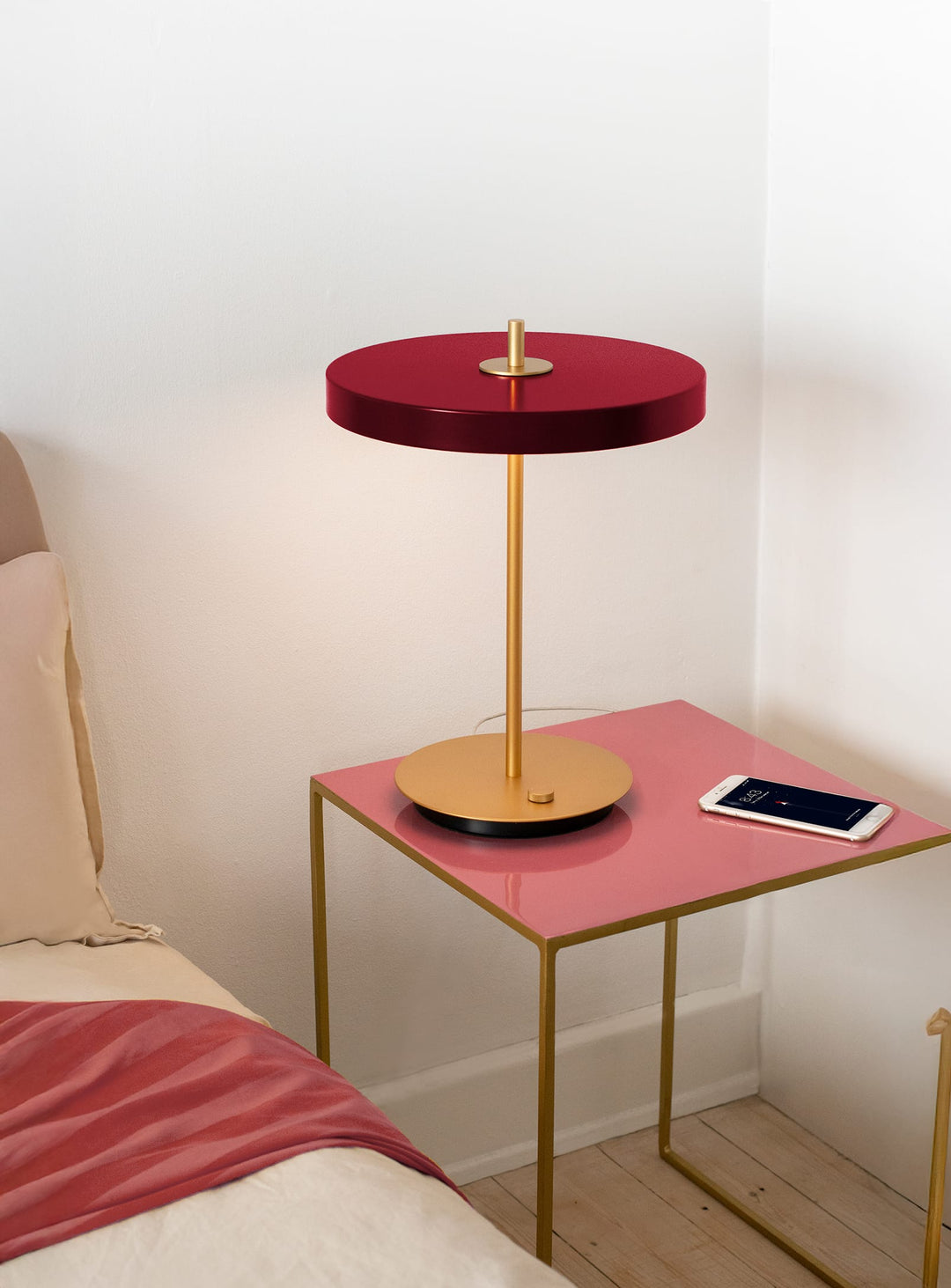 Lampe de table Asteria Umage : lampe élégante pour bureau ou salon moderne. rouge rubis