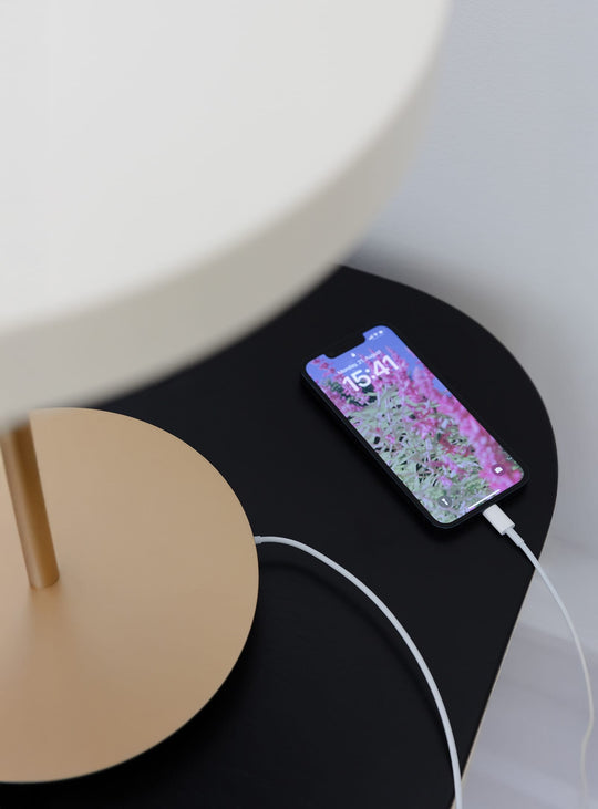 Lampe de table Asteria Umage : luminaire design avec fonction recharge USB. blanc perle