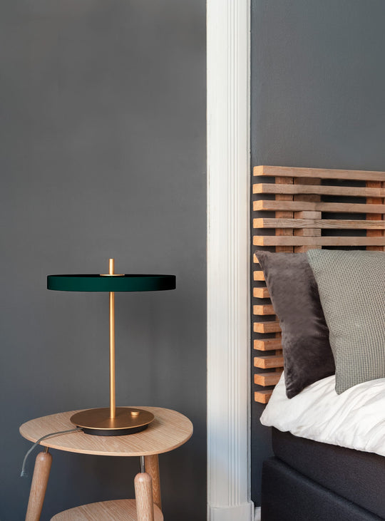 Lampe de table Asteria Umage : luminaire LED chic et fonctionnel. vert forêt