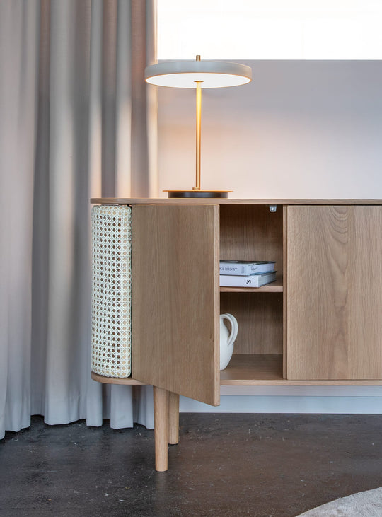 Lampe de table Asteria Umage : éclairage LED subtil et design minimaliste. blanc perle
