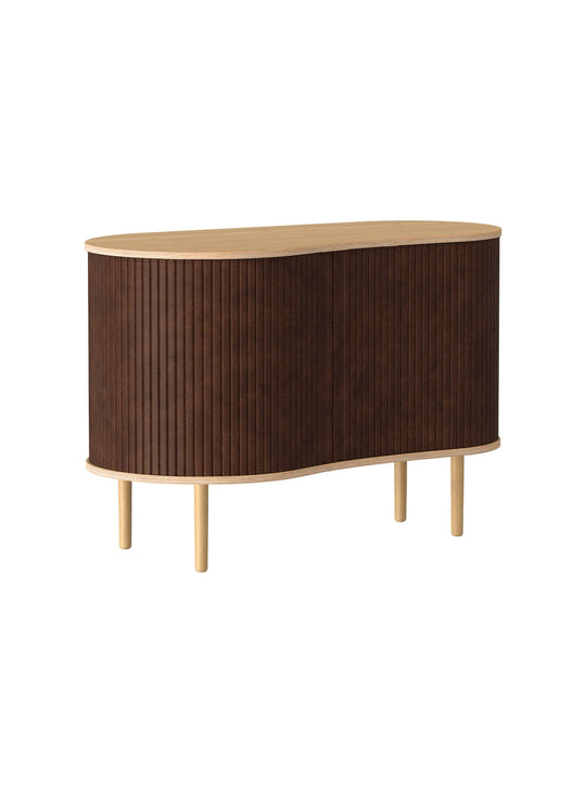 Cabinet Audacious Umage, idéal pour mettre en valeur livres, objets déco et collections. noisette