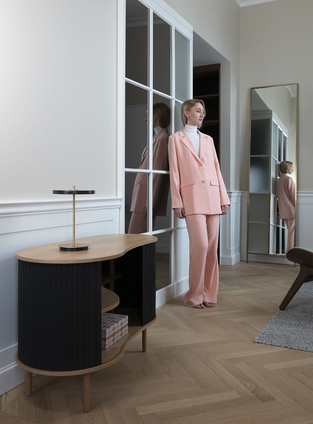 Cabinet Audacious Umage, un mobilier élégant conçu pour mettre vos objets en valeur. charbon