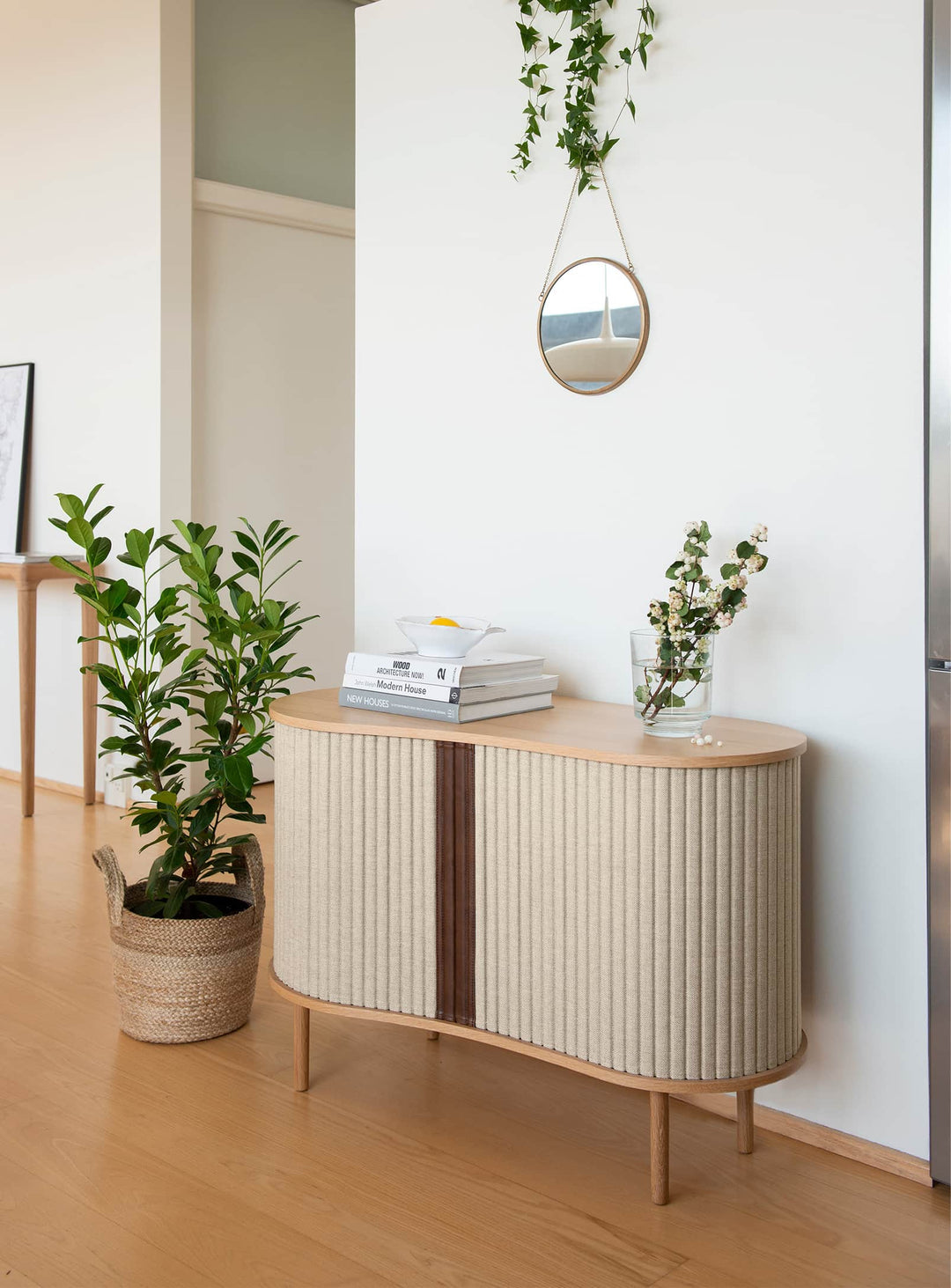 Cabinet Audacious Umage, un meuble de rangement design aux portes coulissantes innovantes. sable blanc