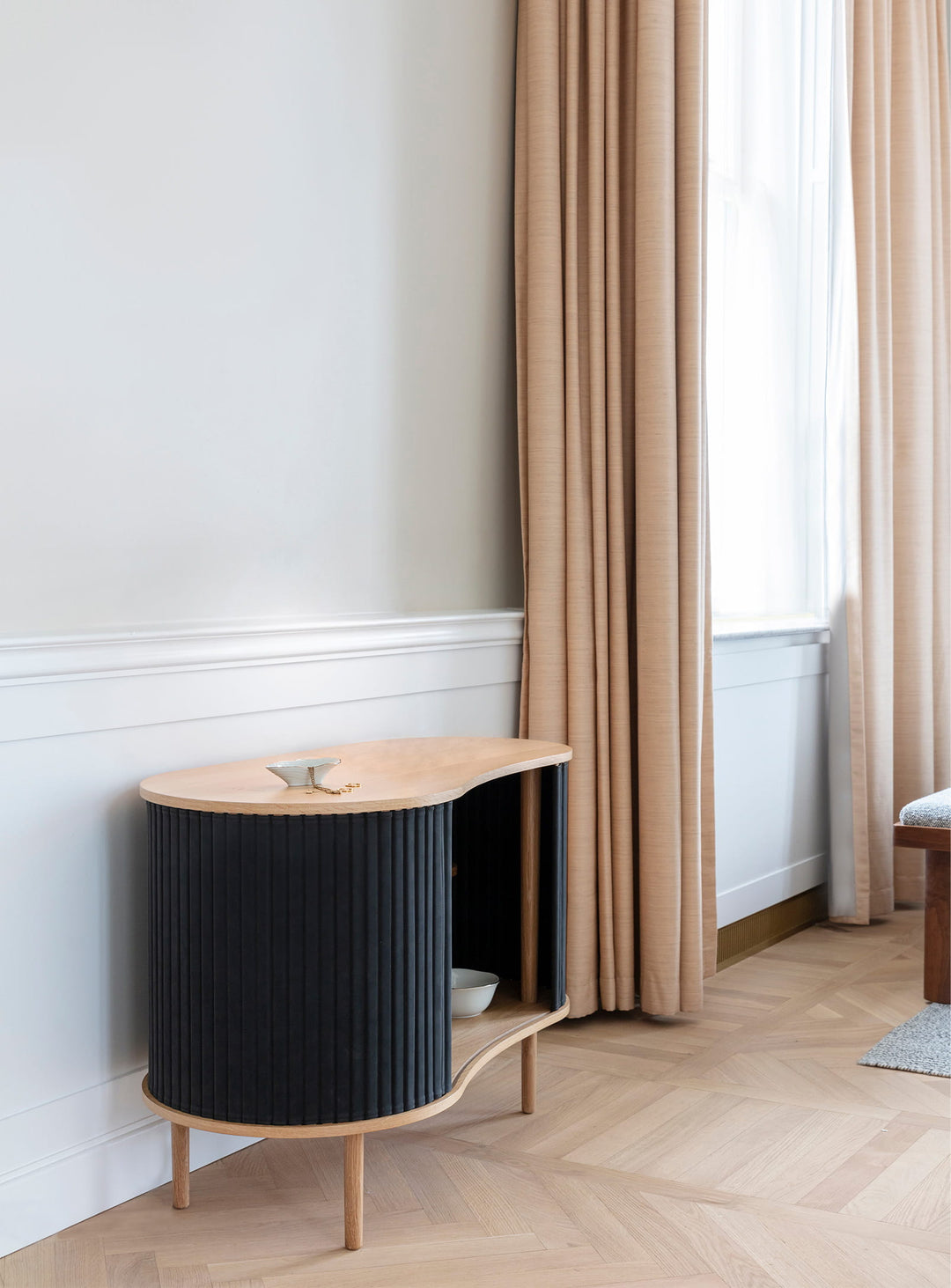 Cabinet Audacious Umage, un meuble polyvalent au style contemporain et chaleureux. charbon