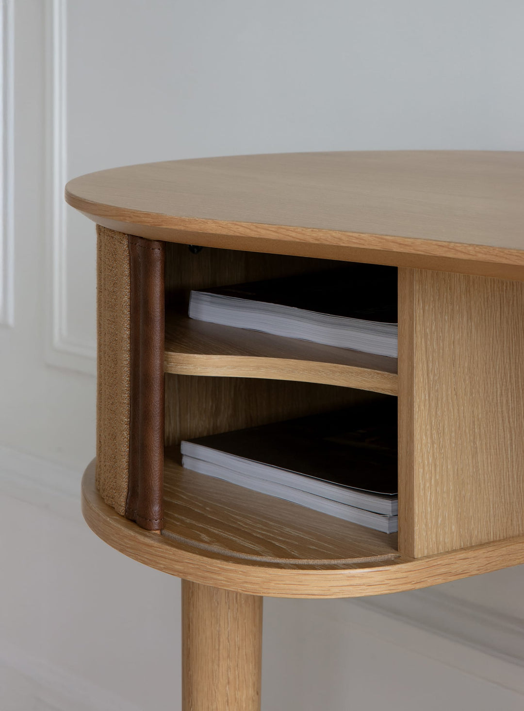 Bureau Audacious de Umage design moderne et ergonomique. sucre brun