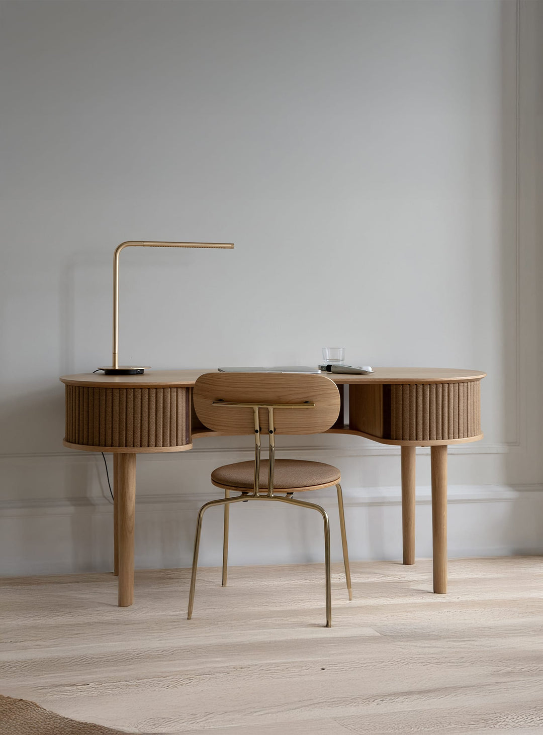 Bureau Audacious de Umage design courbé avec portes tambour en tissu. sucre brun