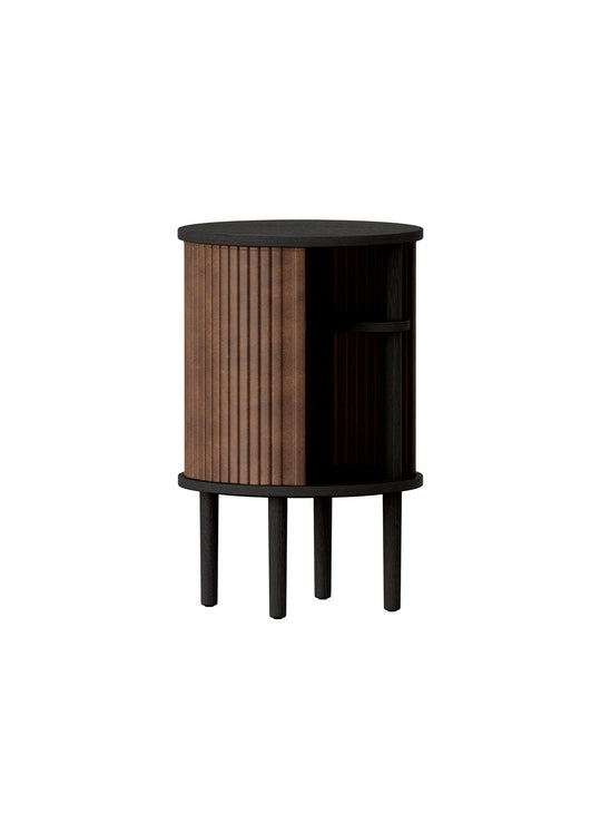 Table d'appoint Audacious Umage avec hub USB caché pour un espace sans câbles. noisette