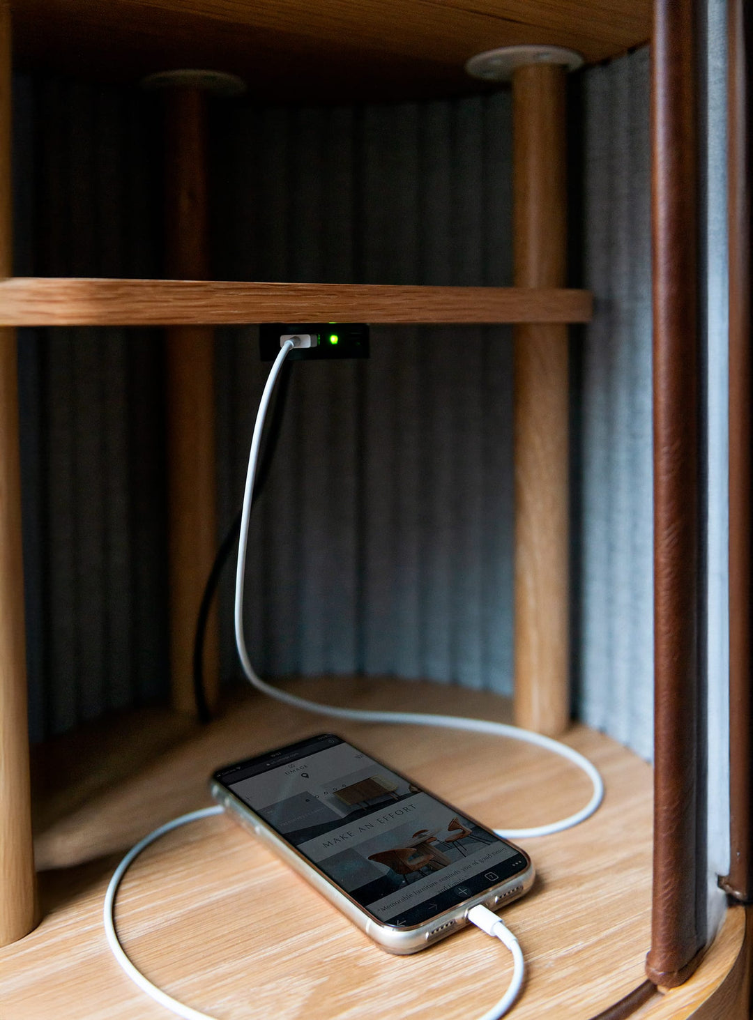 Table d'appoint Audacious Umage avec espace de rangement et recharge intégrée. sterling