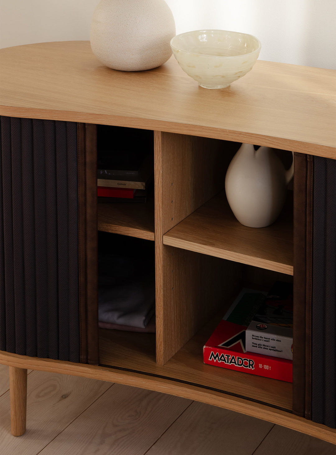 Buffet Audacious de Umage style nordique et lignes courbes. ombre