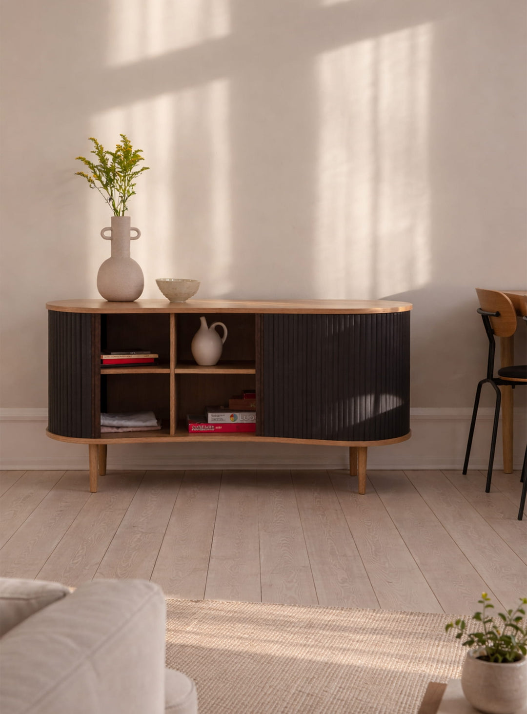Buffet Audacious de Umage meuble moderne avec prises intégrées. ombre