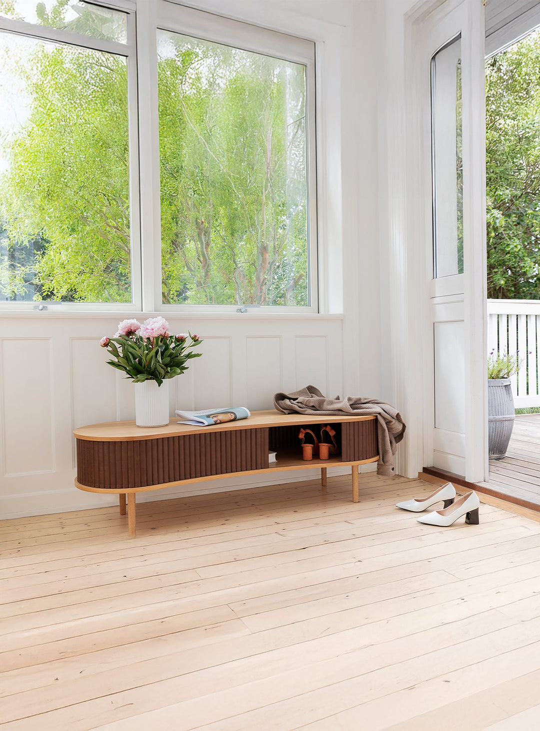 Meuble TV Audacious Umage : une solution design pour organiser votre espace multimédia. noisette