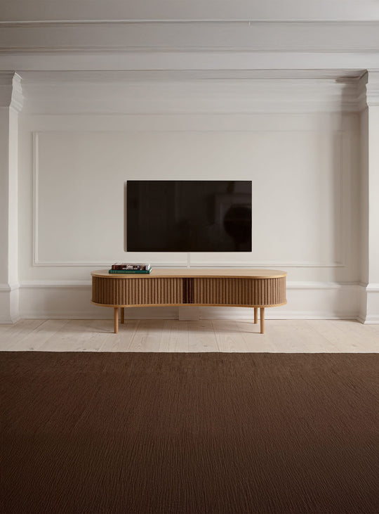 Meuble TV Audacious Umage avec design intemporel et rangement généreux. sucre brun