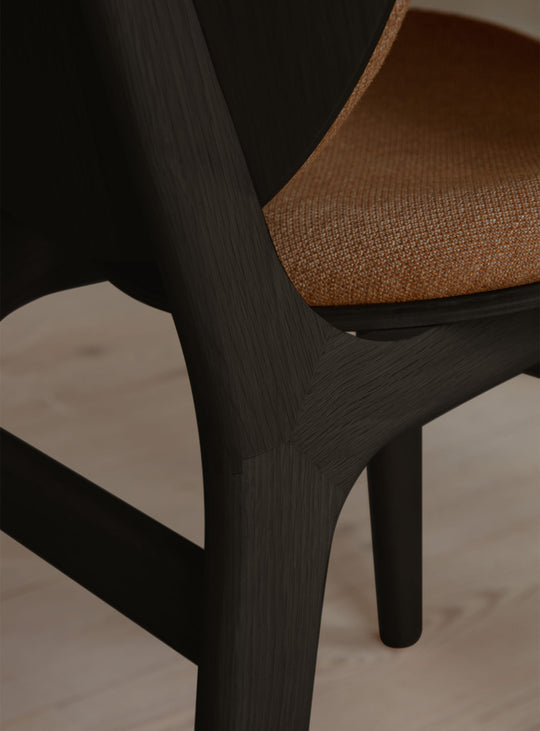 Chaise A Conversation Piece Umage en bois noble, idéale pour les intérieurs raffinés. sucre brun