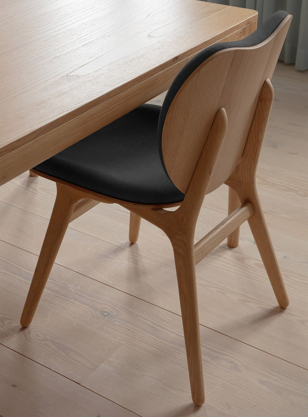 Chaise A Conversation Piece Umage avec assise rembourrée et silhouette aérienne. ombre