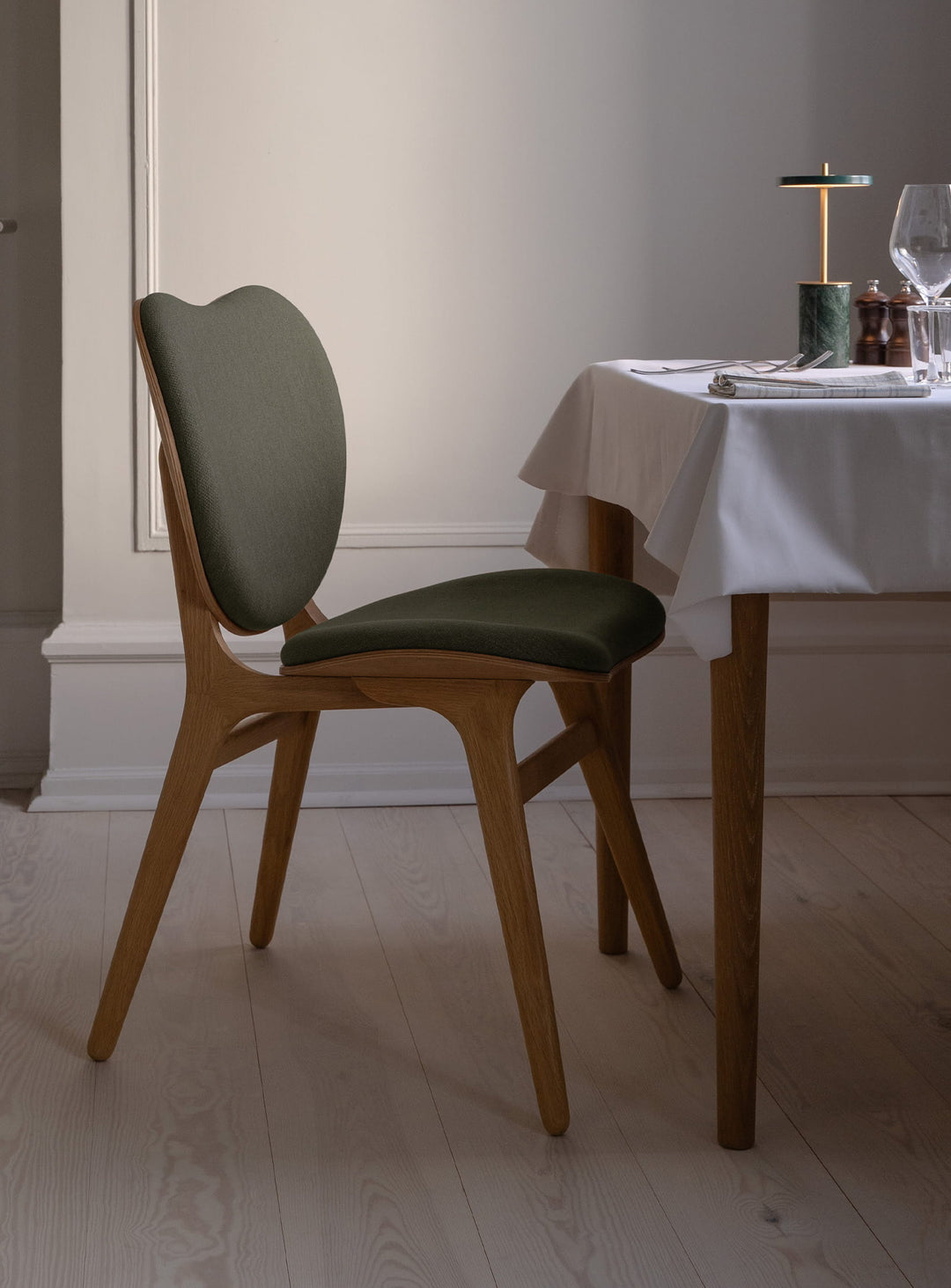 Chaise A Conversation Piece Umage avec design organique et finitions haut de gamme. prairie du matin