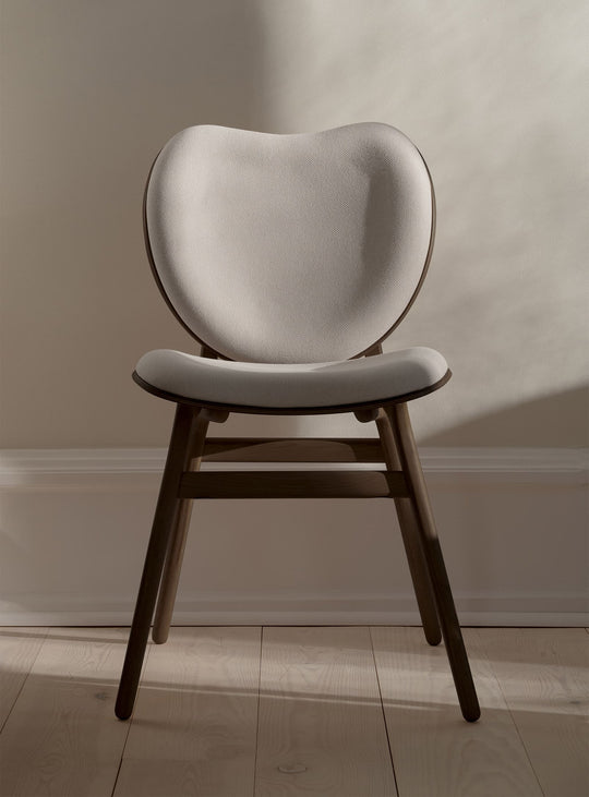 Chaise A Conversation Piece Umage, une assise design pour salle à manger ou bureau. sable blanc