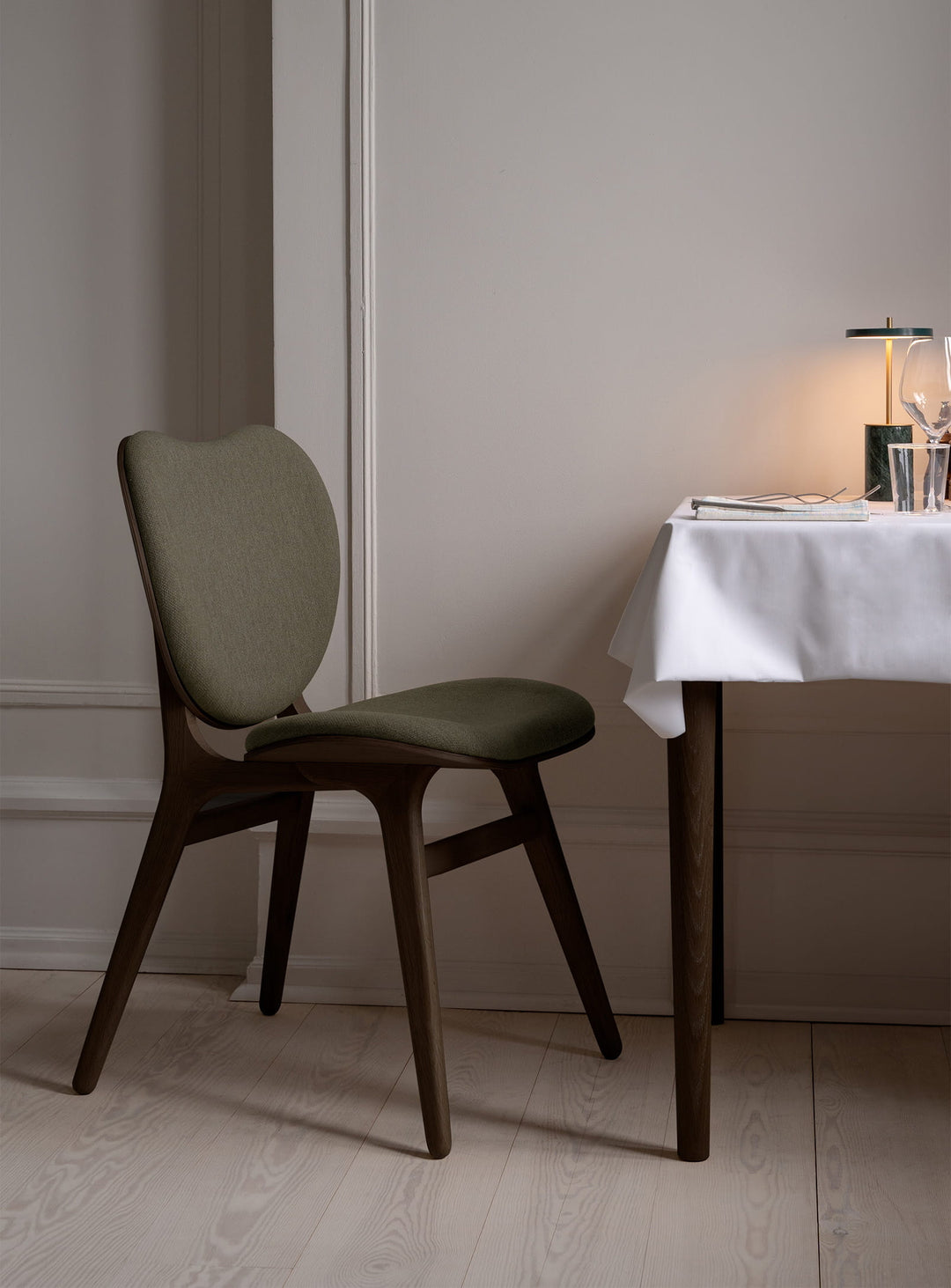 Chaise A Conversation Piece Umage, un design scandinave pensé pour le confort au quotidien. prairie du matin