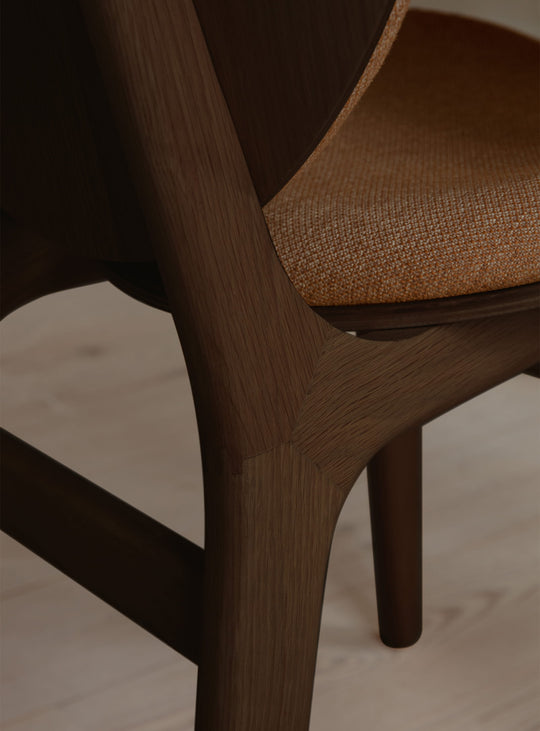 Chaise A Conversation Piece Umage, une chaise confortable qui invite à prendre son temps. sucre brun