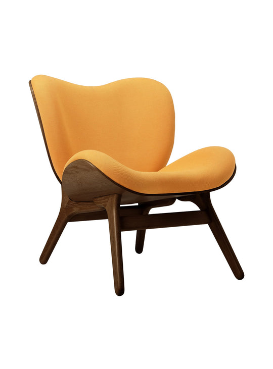 Fauteuil Umage A Conversation Piece low, bois naturel et confort durable.