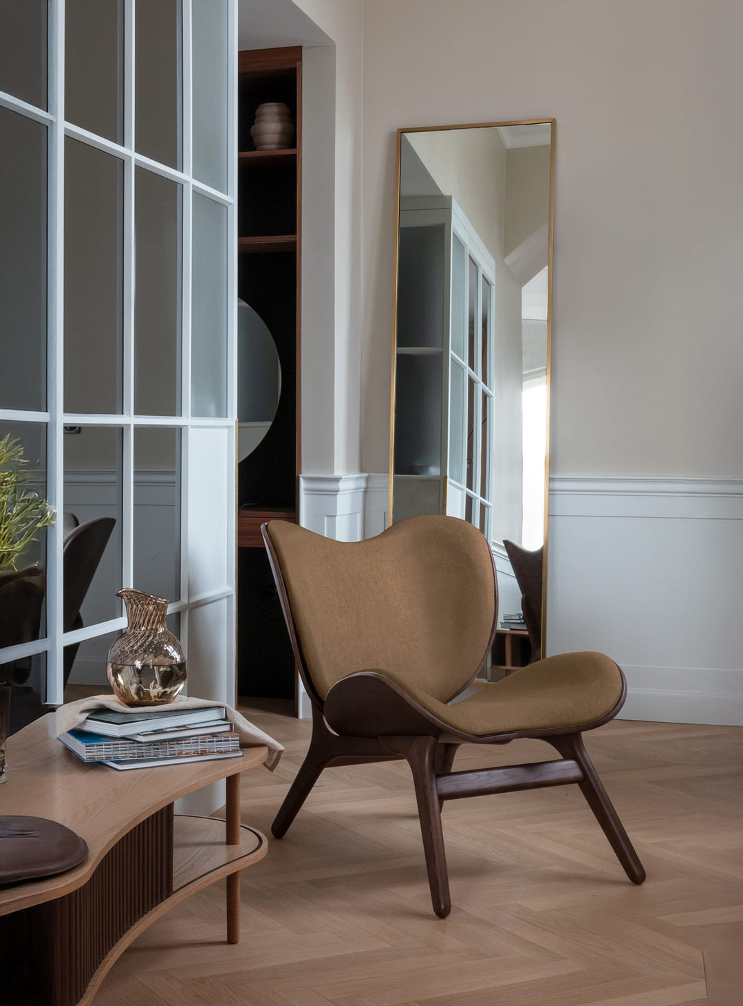 Fauteuil Umage A Conversation Piece low, confort élégant pour salon convivial. sucre brun