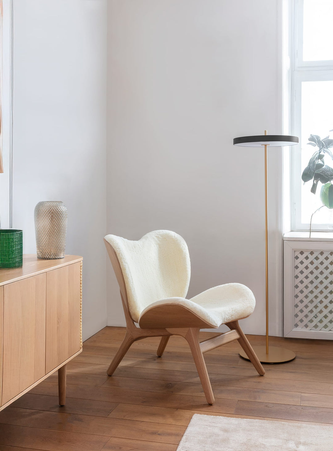 Fauteuil Umage A Conversation Piece low, assise confortable au design accueillant.