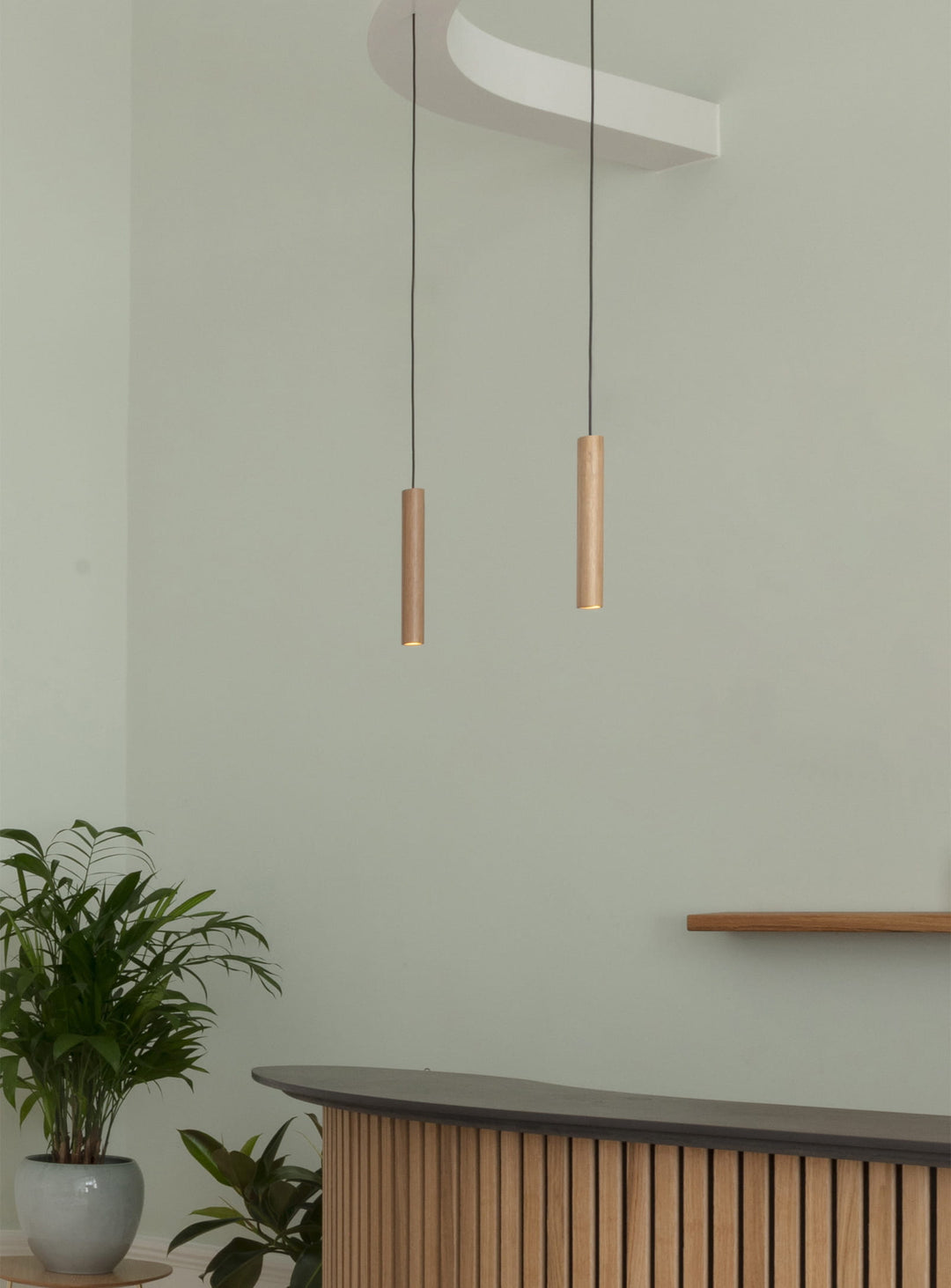 Lampe suspendue Chimes Umage, un spot suspendu élégant pour salle à manger ou cuisine. chene