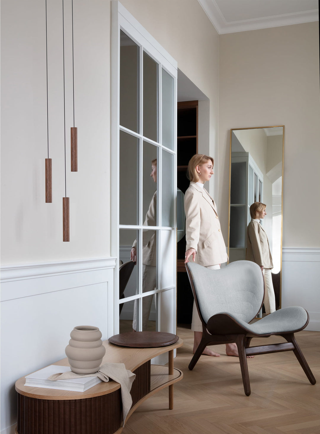 Lampe suspendue Chimes Umage, une pièce design qui associe bois naturel et technologie LED. chene foncé