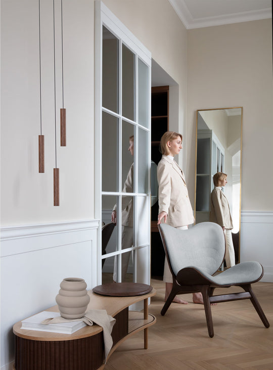 Lampe suspendue Chimes Umage, une pièce design qui associe bois naturel et technologie LED. chene foncé