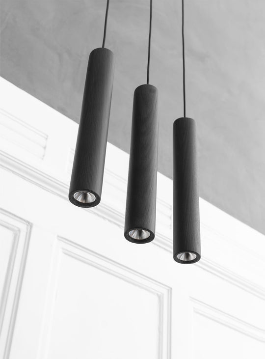 Lampe suspendue Chimes Umage en chêne, un luminaire décoratif au style nordique authentique. chene noir
