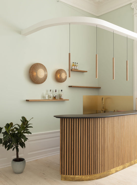 Lampe suspendue Chimes Umage, un éclairage design inspiré des lignes d'une forêt dense. chene