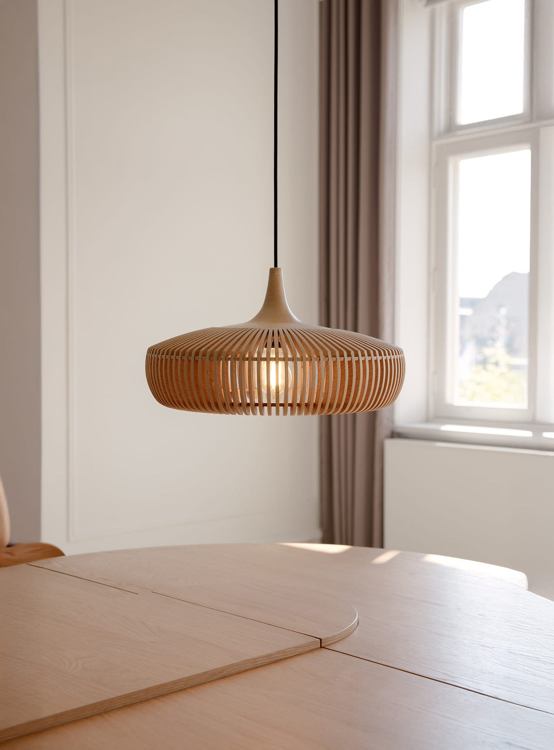 Abat-jour Clava Dine Wood de Umage pièce design en bois massif. chene