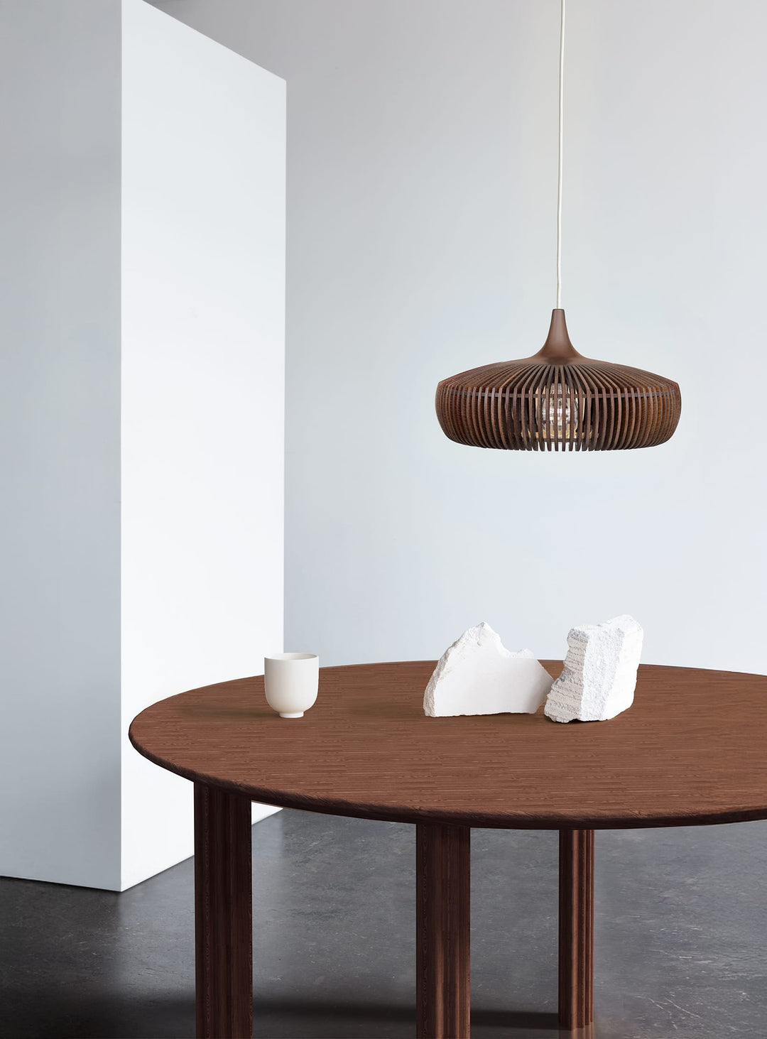 Abat-jour Clava Dine Wood de Umage design géométrique et naturel. chene foncé