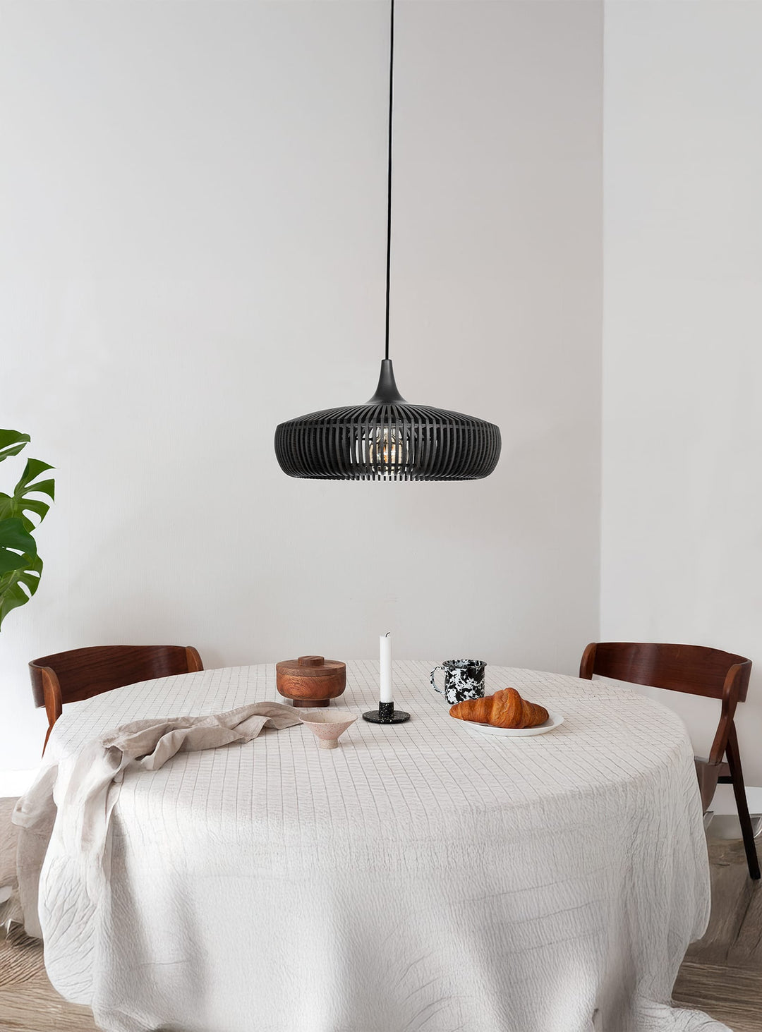 Abat-jour Clava Dine Wood de Umage éclairage chaleureux et raffiné. chene noir