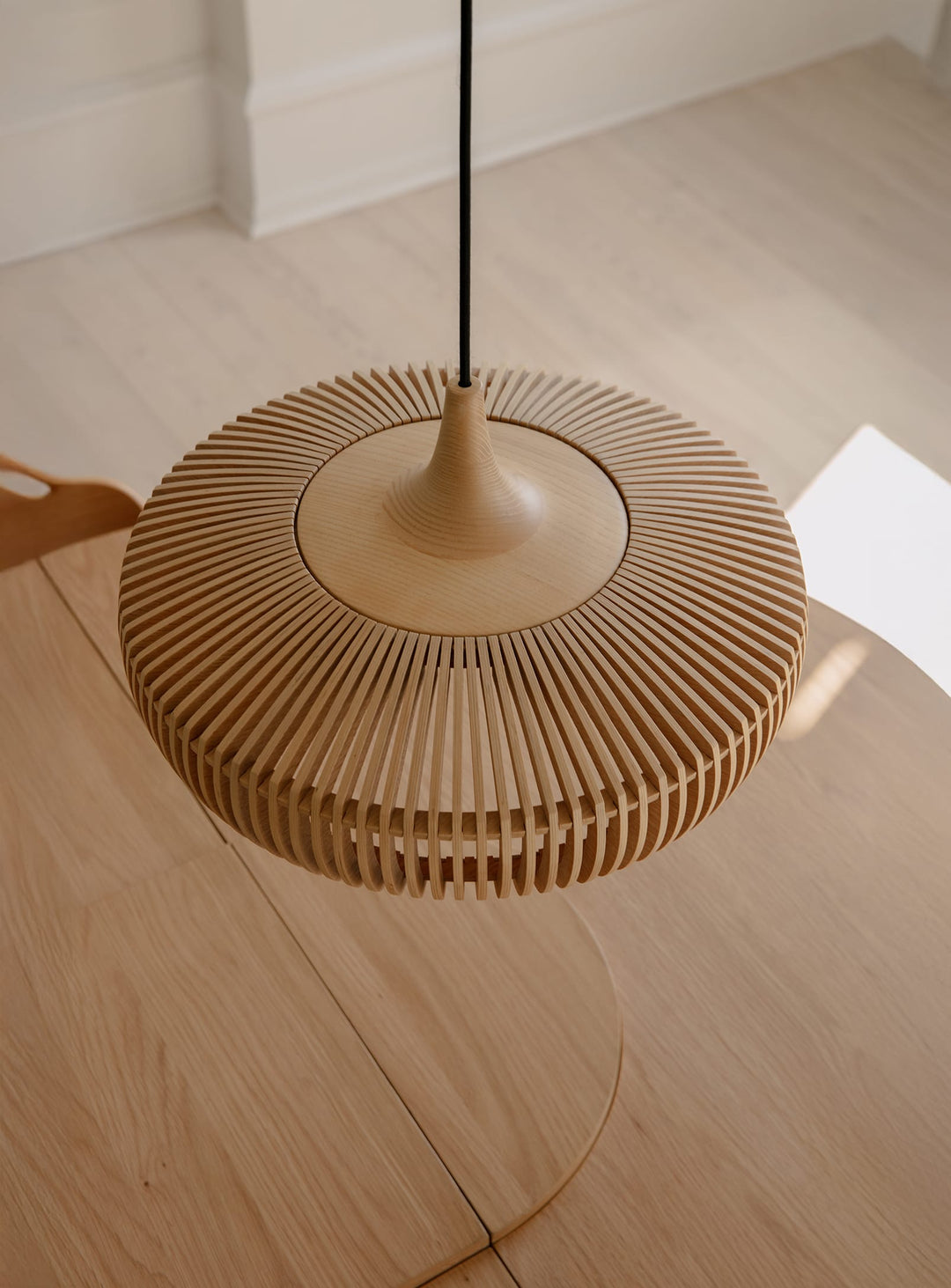 Abat-jour Clava Dine Wood de Umage suspension bois moderne. chene