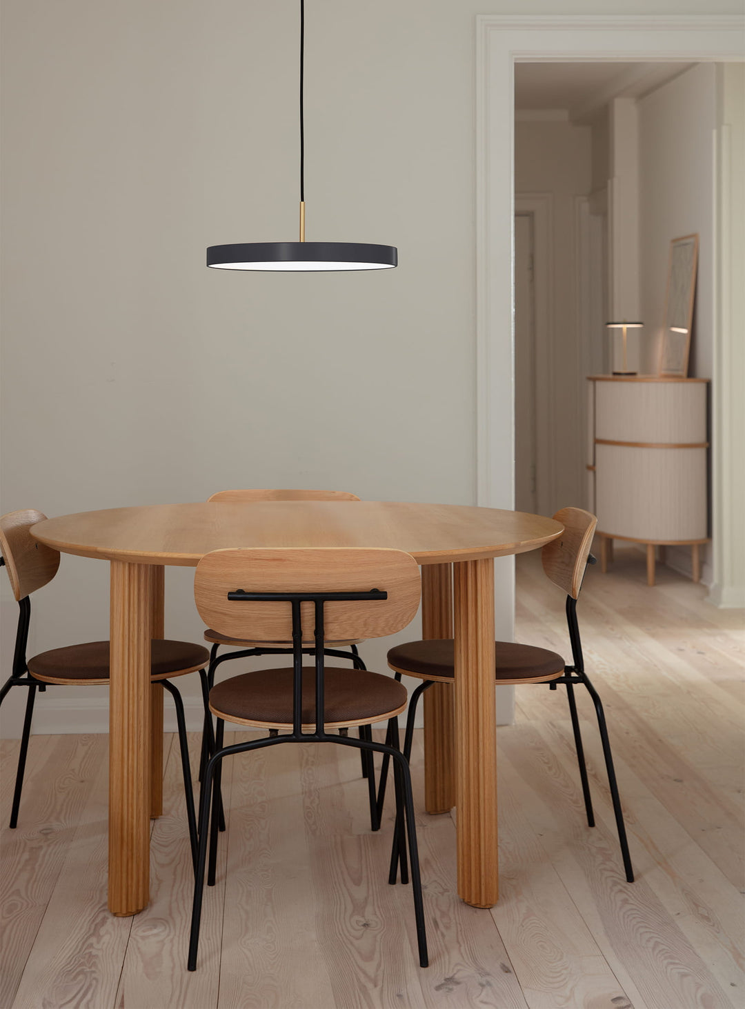 Table à dîner Comfort Circle Umage en chêne, une pièce élégante pour votre salle à manger. chene