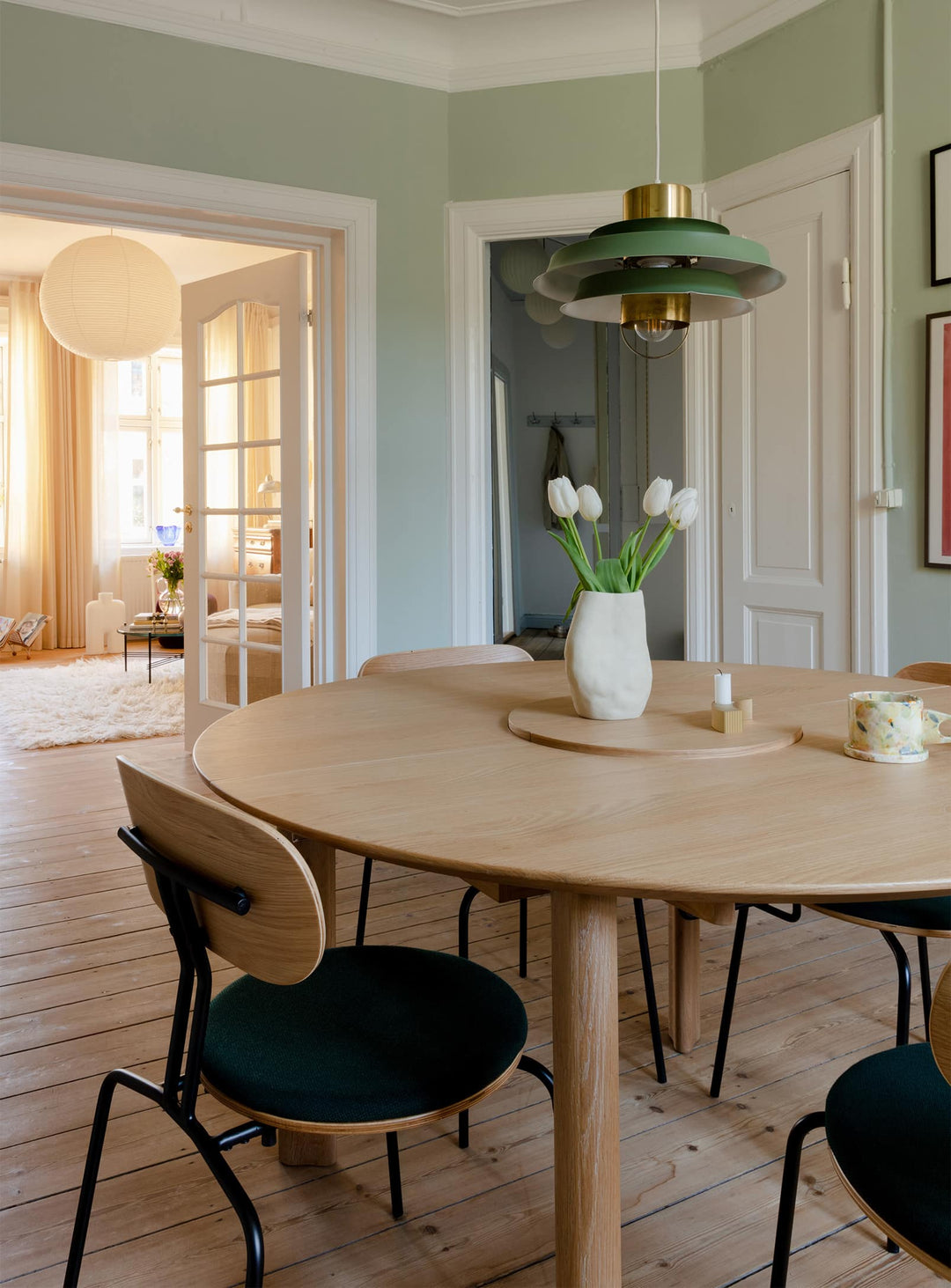 Table à dîner extensible Comfort Circle Umage, parfaite pour recevoir tout en optimisant l'espace. chene